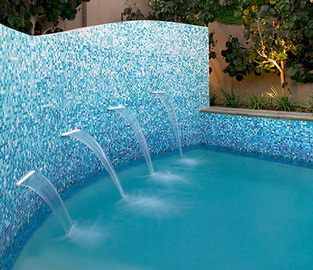 Water flowing in a swimming pool